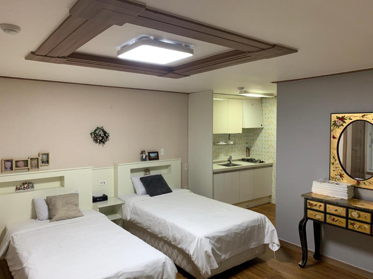 HY Choi Hostel Seogwipo-stad Buitenkant foto