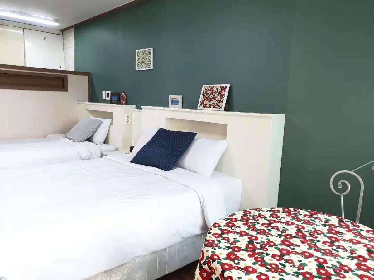 HY Choi Hostel Seogwipo-stad Buitenkant foto