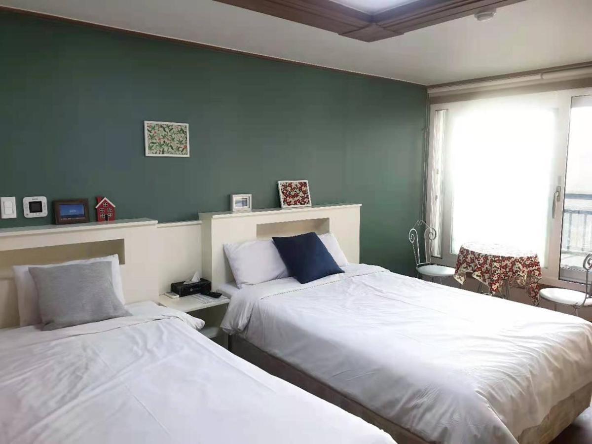HY Choi Hostel Seogwipo-stad Buitenkant foto