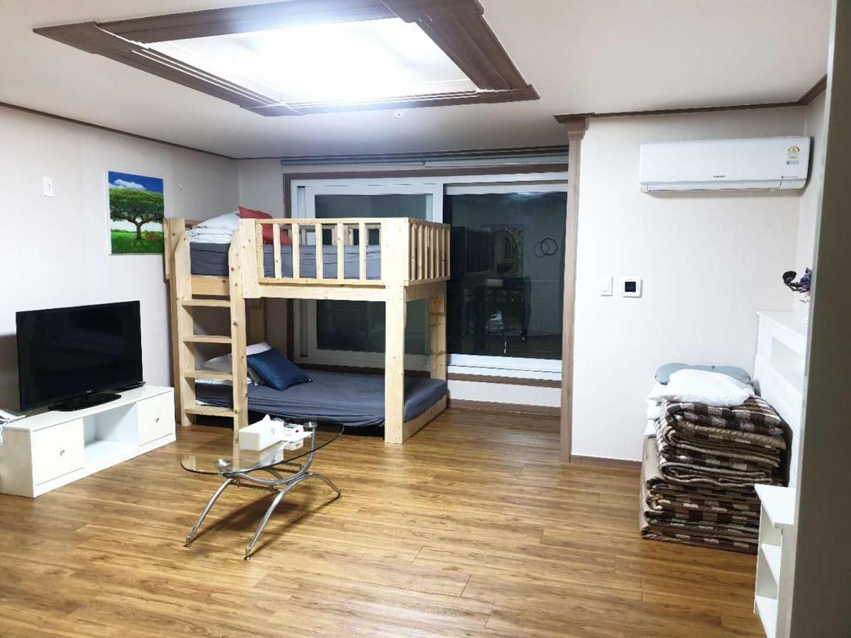 HY Choi Hostel Seogwipo-stad Buitenkant foto
