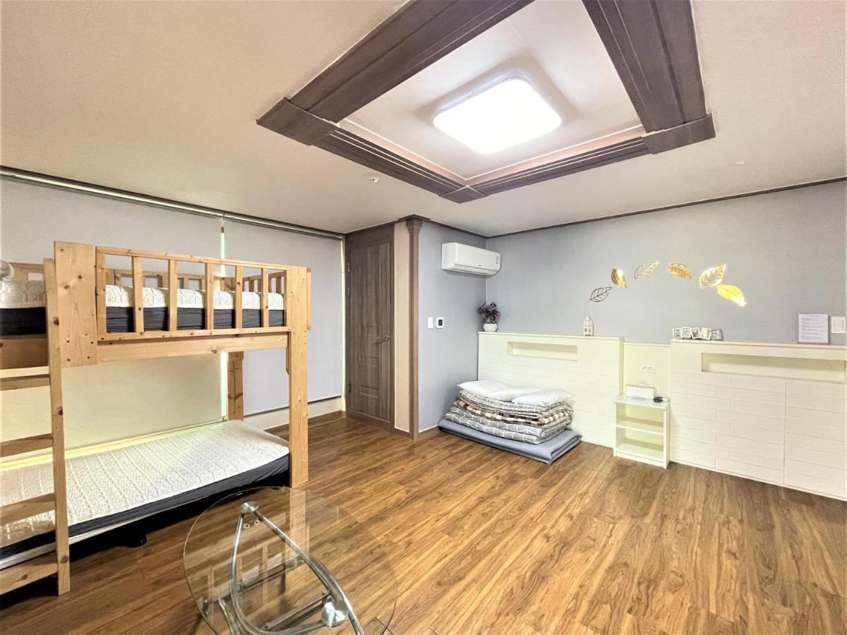 HY Choi Hostel Seogwipo-stad Buitenkant foto